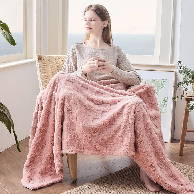 NEWCOSPLAY 3D Checkered Flannel King Blanket, Pink Checkered, 90"x110" | Super Soft Cute Lightweight Decorative Premium Silky Fleece Blanket for Couch Sofa Bed, Gift for Women Men, All Season Use
