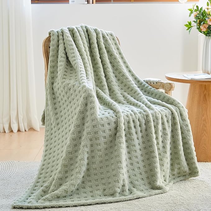 NEWCOSPLAY 3D Checkered Flannel King Blanket, Sage Green, 90"x110" | Super Soft Cute Lightweight Decorative Premium Silky Fleece Blanket for Couch Sofa Bed, Gift for Women Men, All Season Use