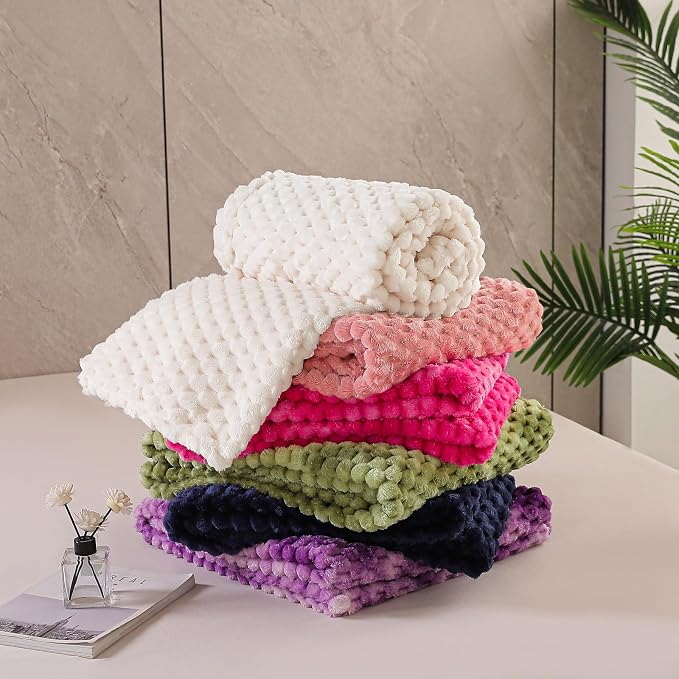 Exclusivo Mezcla 3D Fleece Queen Size Blanket for Bed, Light Grey | Extra Soft Fuzzy Plush Lightweight Bed Blankets, Cozy Fluffy Decorative Blankets for All Seasons, 90x90 Inches