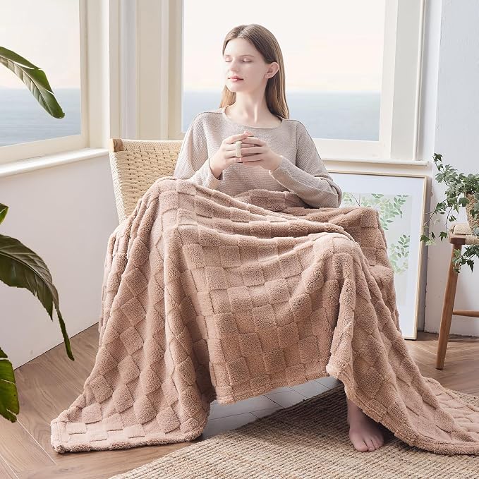 NEWCOSPLAY 3D Checkered Flannel King Blanket, Taupe Checkered, 90"x110" | Super Soft Cute Lightweight Decorative Premium Silky Fleece Blanket for Couch Sofa Bed, Gift for Women Men, All Season Use