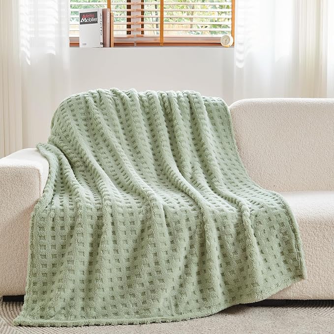 NEWCOSPLAY 3D Checkered Flannel King Blanket, Sage Green, 90"x110" | Super Soft Cute Lightweight Decorative Premium Silky Fleece Blanket for Couch Sofa Bed, Gift for Women Men, All Season Use