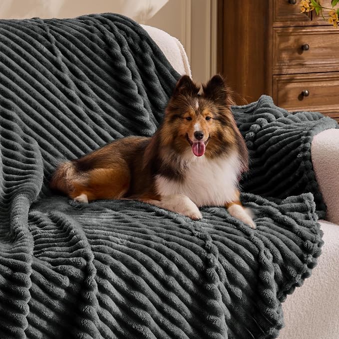 BEDELITE 3D Ribbed Charcoal Grey Fleece Throw Blanket for Couch, 50x60 Inch | Soft Warm Decorative Fluffy Blanket, Cozy Plush Lightweight Fuzzy Throw Blanket for Bed Sofa Home Room Decor, Gift for Women