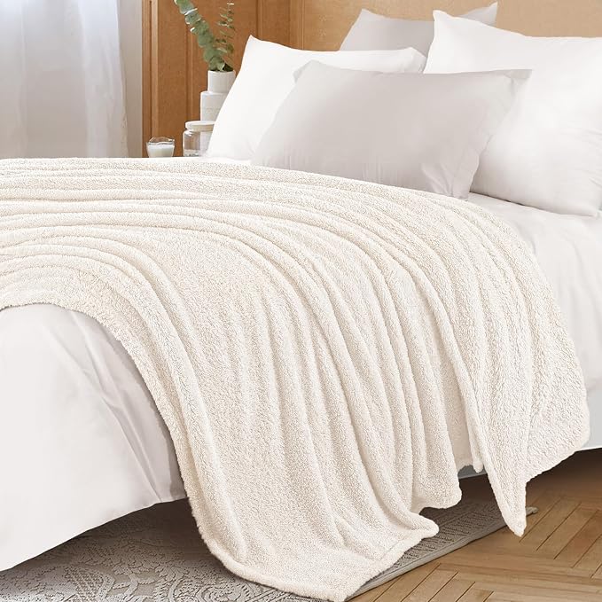 Exclusivo Mezcla Fleece Bed Blankets King Size for Bed, 90" x 104" | Super Soft and Cozy Fluffy Blanket for Women, Lightweight and Fuzzy Large Blanket for Bedroom , All Season, White