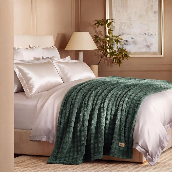 Bedsure 3D Fleece Bubble Blanket - GentleSoft Dark Green Full Blanket for Bed Sofa Room Decor - Luxury Soft Cozy Gifts for Women, Lightweight, All Seasons, Dark Green, 84"×90"