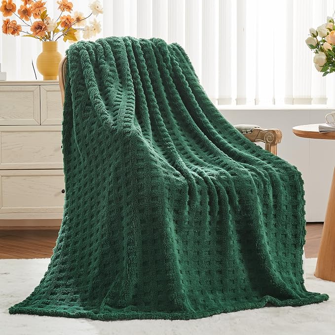 NEWCOSPLAY 3D Waffle Checkered Flannel King Blanket, Dark Green, 90"x110" | Super Soft Cute Lightweight Decorative Premium Silky Fleece Blanket for Couch Sofa Bed, Gift for Women Men, All Season Use