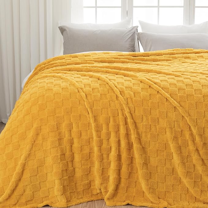 NEWCOSPLAY 3D Checkered Flannel King Blanket, Mustard Yellow, 90"x110" | Super Soft Cute Lightweight Decorative Premium Silky Fleece Blanket for Couch Sofa Bed, Gift for Women Men, All Season Use