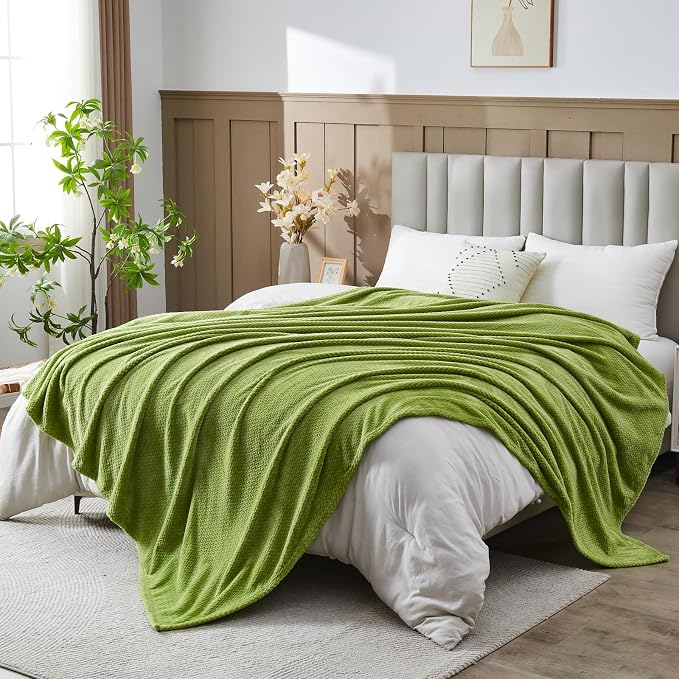NEWCOSPLAY Fleece Leaves Pattern King Blanket, Green, 90"x110" | Super Soft Throw Blanket, Lightweight Cozy Bed Sofa Blanket, Premium Silky Flannel Fleece, Travel Blanket for All Season Use