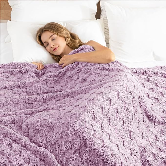Exclusivo Mezcla 3D Checkered Fleece Queen Blanket for Bed, Light Purple | Super Soft and Cozy Fluffy Blanket, Lightweight, Breathable, Decorative Blanket for Living Room, Bedroom, All Season, 90"x90"