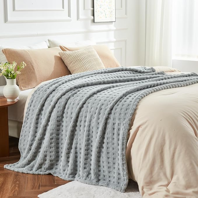 NEWCOSPLAY 3D Waffle Checkered Flannel King Blanket, Light Grey, 90"x110" | Super Soft Cute Lightweight Decorative Premium Silky Fleece Blanket for Couch Sofa Bed, Gift for Women Men, All Season Use
