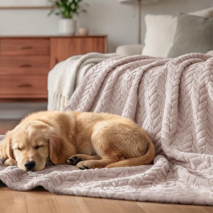 Exclusivo Mezcla Soft Fleece Bed Blanket King Size, 90”x104”, Camel | Cozy Fluffy Lightweight Blankets for Summer, Decorative Plush Flannel Throws for Living room, Bedroom with Leaves Pattern