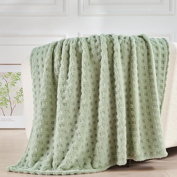 NEWCOSPLAY 3D Checkered Flannel King Blanket, Sage Green, 90"x110" | Super Soft Cute Lightweight Decorative Premium Silky Fleece Blanket for Couch Sofa Bed, Gift for Women Men, All Season Use