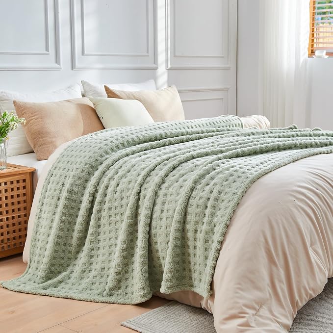 NEWCOSPLAY 3D Checkered Flannel King Blanket, Sage Green, 90"x110" | Super Soft Cute Lightweight Decorative Premium Silky Fleece Blanket for Couch Sofa Bed, Gift for Women Men, All Season Use