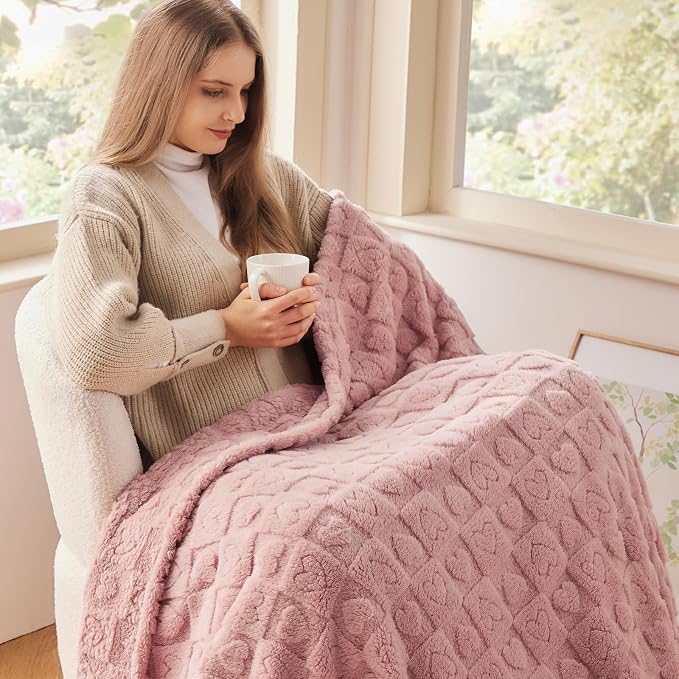NEWCOSPLAY 3D Heart Checkered Flannel King Blanket, Pink Heart, 90"x110" | Super Soft Cute Lightweight Decorative Premium Silky Fleece Blanket for Couch Sofa Bed, Gift for Women Men, All Season Use