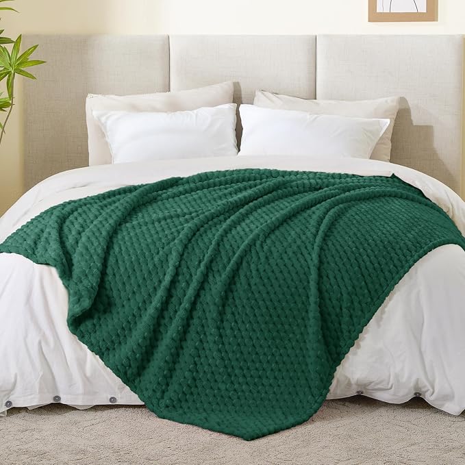 BEDELITE Dark Green Throw Blanket for Couch, Soft Gifts for Women, 50 * 60 | 3D Jacquard Decorative Fleece Blanket, Super Soft Plush Throws, Cute Birthday Gift for Women & Men, Suitable for All Seasons