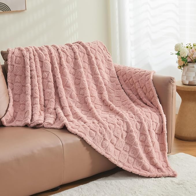 NEWCOSPLAY 3D Heart Checkered Flannel King Blanket, Pink Heart, 90"x110" | Super Soft Cute Lightweight Decorative Premium Silky Fleece Blanket for Couch Sofa Bed, Gift for Women Men, All Season Use