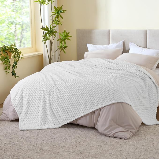 BEDELITE White King Blanket for Bed, Soft Cozy Gifts for Women, 108 * 90 | 3D Jacquard Decorative Fleece Blanket, Super Soft Plush Throws, Cute Birthday Gift for Women & Men, Suitable for All Seasons