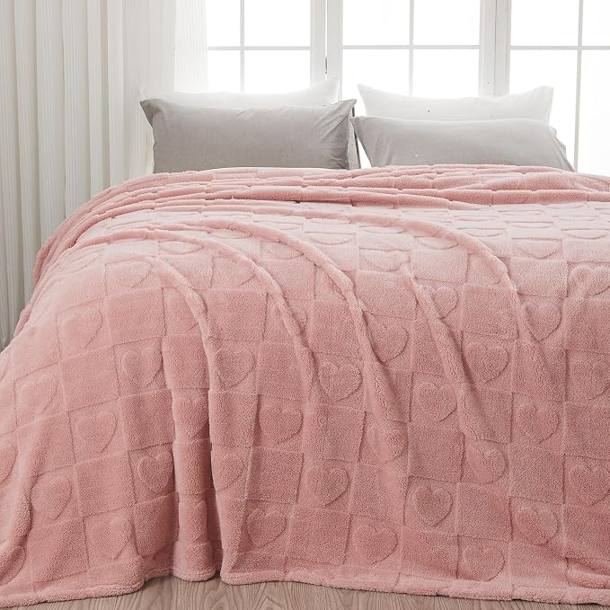NEWCOSPLAY 3D Heart Checkered Flannel King Blanket, Pink Love, 90"x110" | Super Soft Cute Lightweight Decorative Premium Silky Fleece Blanket for Couch Sofa Bed, Gift for Women Men, All Season Use