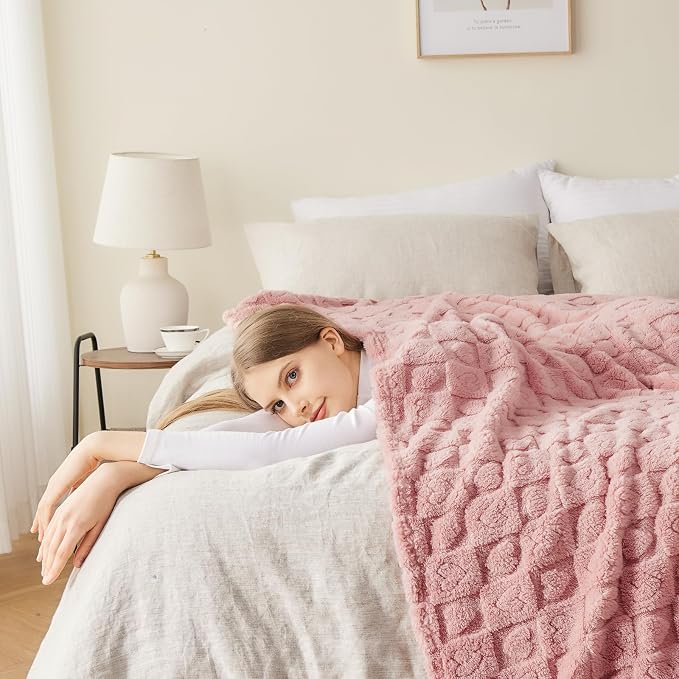 NEWCOSPLAY 3D Heart Checkered Flannel King Blanket, Pink Heart, 90"x110" | Super Soft Cute Lightweight Decorative Premium Silky Fleece Blanket for Couch Sofa Bed, Gift for Women Men, All Season Use