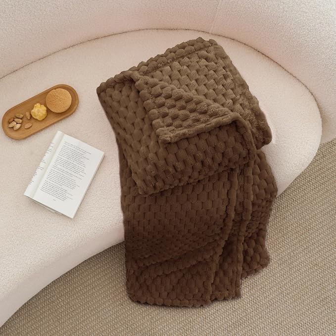 BEDELITE Brown Large Throw Blanket for Couch, Cozy Gifts for Women, 50 * 70 | 3D Jacquard Decorative Fleece Blanket, Super Soft Plush Throws, Cute Birthday Gift for Women & Men, Suitable for All Seasons