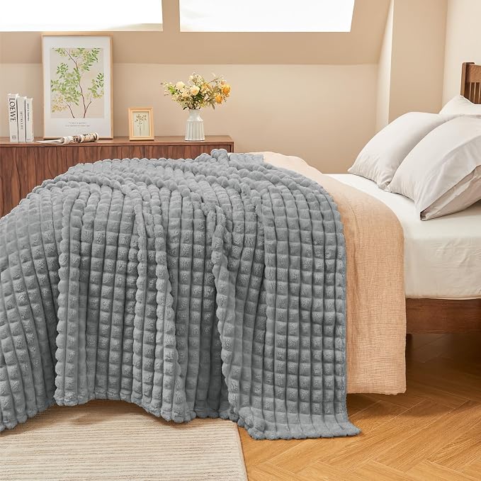 BEDELITE Grey Checked Fleece King Size Throw Blankets for Bed, 108x90 Inch | Soft Warm Fuzzy Fluffy Blanket for Bed Sofa, Lightweight Plush Cozy Blankets for Home Room Decor, Gift for Women, All Season
