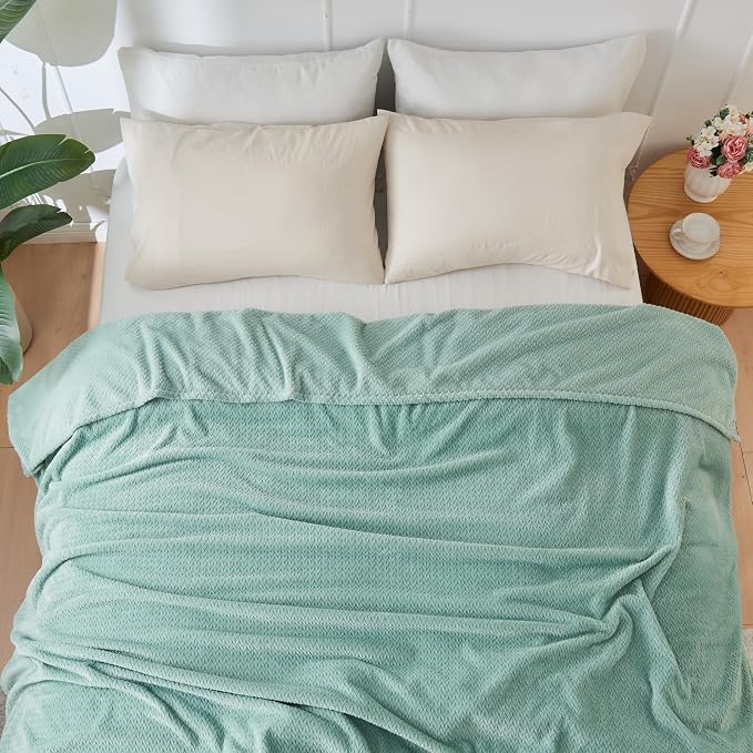 NEWCOSPLAY Fleece Leaves Pattern King Blanket, Mint Green, 90"x110" | Super Soft Throw Blanket, Lightweight Cozy Bed Sofa Blanket, Premium Silky Flannel Fleece, Travel Blanket for All Season Use