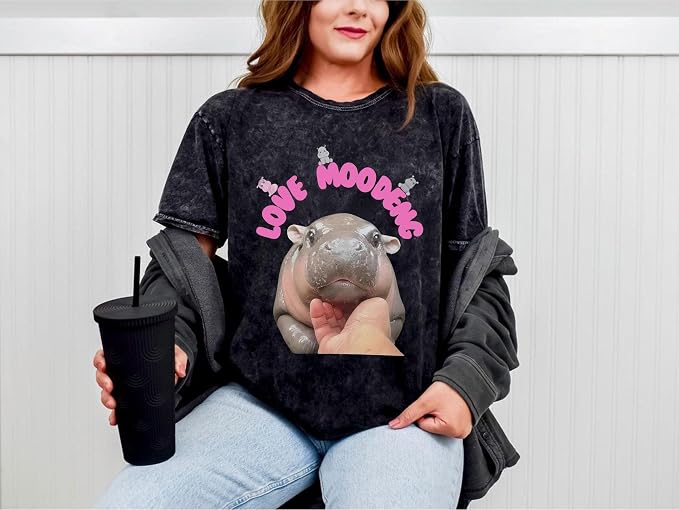 YOUNG GREEN Moo Deng Cute Sweatshirt Moo Deng Bouncy Pig T-Shirt The Cute Baby Hippo Sweatshirt Gift For Womens