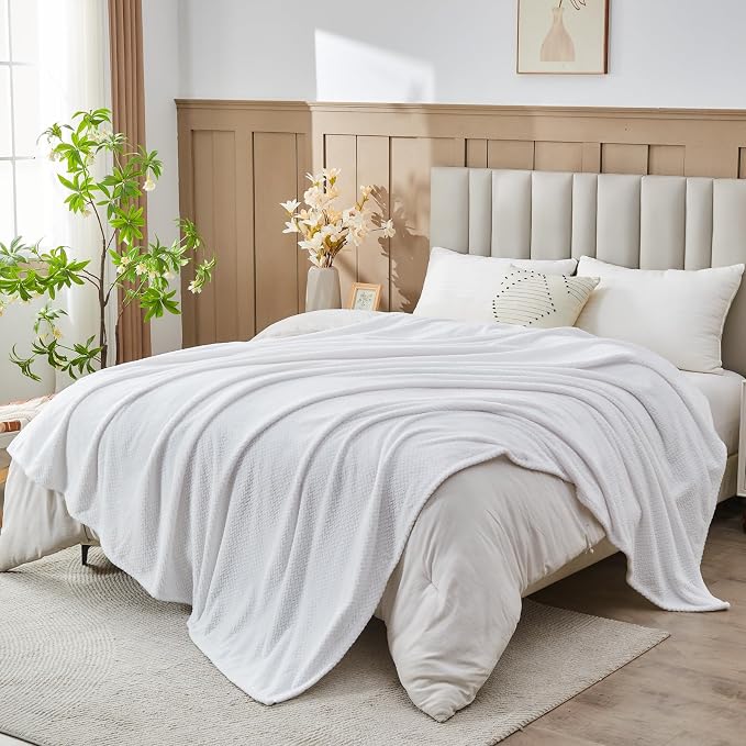 NEWCOSPLAY Fleece Leaves Pattern Queen Blanket, White, 90"x90" | Super Soft Throw Blanket, Lightweight Cozy Bed Sofa Blanket, Premium Silky Flannel Fleece, Travel Blanket for All Season Use