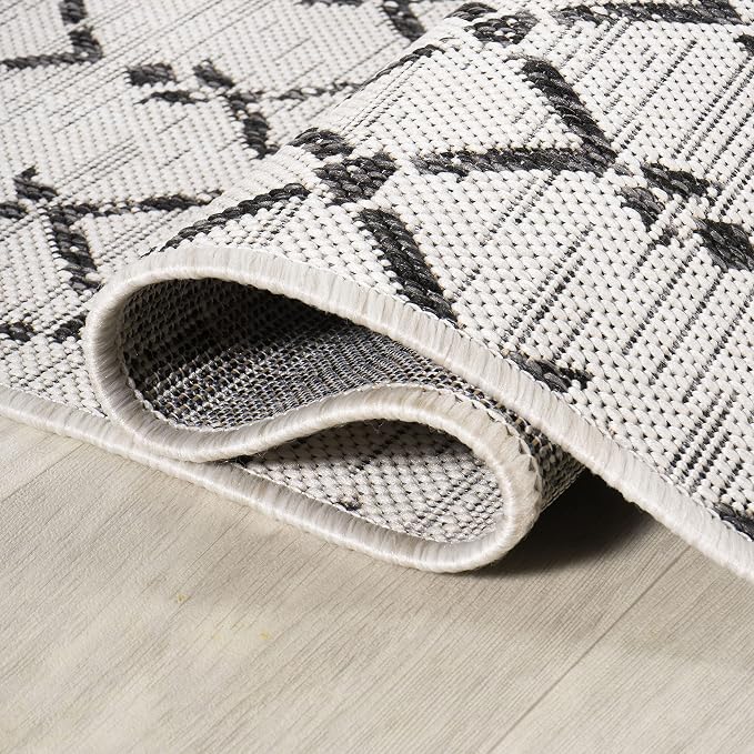 JONATHAN Y Moroccan Geometric Indoor Outdoor Round Area Rug 6 Ft Cream/Black, Ourika Textured Weave for Backyard, Patio, Porch, Easy-Cleaning, High Traffic, Pet-Friendly, Non-Shedding (SMB108I-6R)