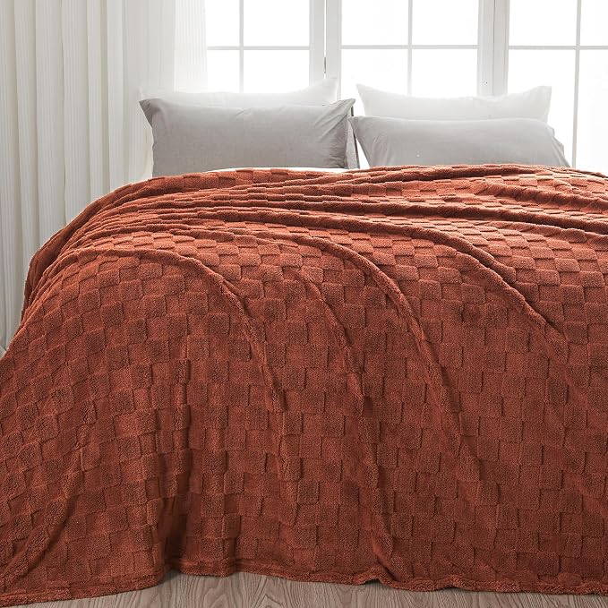 NEWCOSPLAY 3D Checkered Flannel King Blanket, Coffee Checkered, 90"x110" | Super Soft Cute Lightweight Decorative Premium Silky Fleece Blanket for Couch Sofa Bed, Gift for Women Men, All Season Use