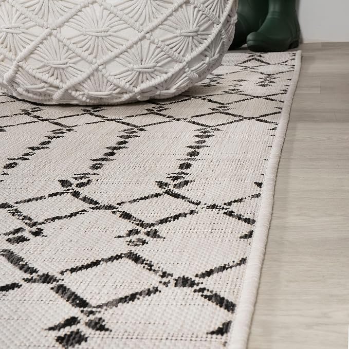 JONATHAN Y Moroccan Geometric Indoor Outdoor Square Area Rug 4X4 Cream/Black, Ourika Textured Weave for Backyard, Patio, Porch, Easy-Cleaning, High Traffic, Pet-Friendly, Non-Shedding (SMB108I-4SQ)