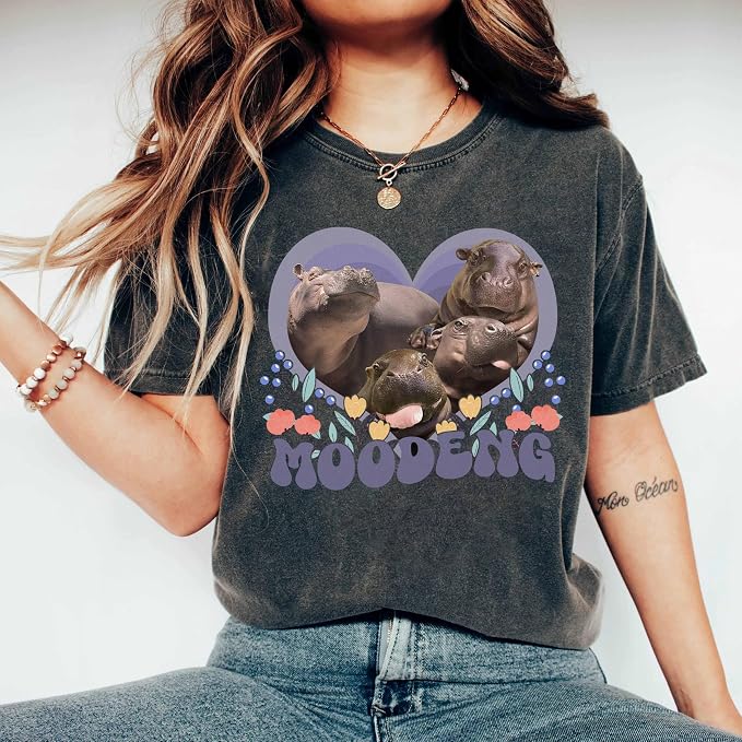 YOUNG GREEN Moo Deng Sweatshirt Moo Deng Bouncy Pig T-Shirt The Cute Baby Hippo Sweatshirt Gift For Moo Deng Lovers