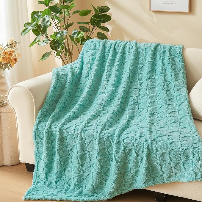 NEWCOSPLAY 3D Heart Checkered Flannel Throw Blanket, Sage Green, 50"x70" | Super Soft Cute Lightweight Decorative Premium Silky Fleece Blanket for Couch Sofa Bed, Gift for Women Men, All Season Use