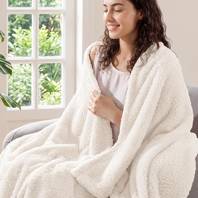 Exclusivo Mezcla Fleece Bed Blankets King Size for Bed, 90" x 104" | Super Soft and Cozy Fluffy Blanket for Women, Lightweight and Fuzzy Large Blanket for Bedroom , All Season, White