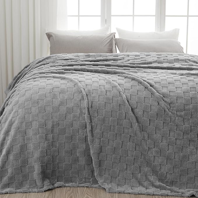 NEWCOSPLAY 3D Checkered Flannel King Blanket, Grey Checkered, 90"x110" | Super Soft Cute Lightweight Decorative Premium Silky Fleece Blanket for Couch Sofa Bed, Gift for Women Men, All Season Use