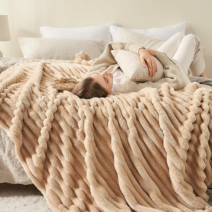 NEWCOSPLAY Super Soft Queen Blanket Brown Premium Silky Flannel Fleece 3D Ribbed Jacquard Lightweight Bed Blanket All Season Use (Brown Ribbed, Queen(90"x90"))