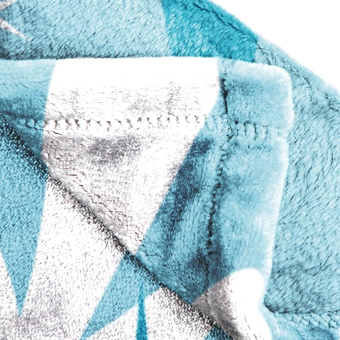 Jay Franco Kids Plush Throw Blanket – Soft & Cozy Fleece Throw for Bedroom & Couch Décor, Official Licensed Product, Blue - Frozen, 60x90 - Large Blanket