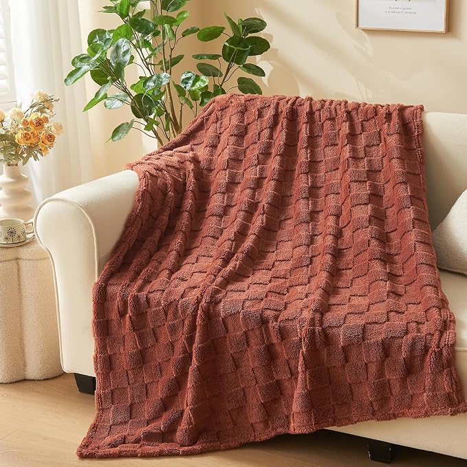 NEWCOSPLAY 3D Checkered Flannel King Blanket, Coffee Checkered, 90"x110" | Super Soft Cute Lightweight Decorative Premium Silky Fleece Blanket for Couch Sofa Bed, Gift for Women Men, All Season Use