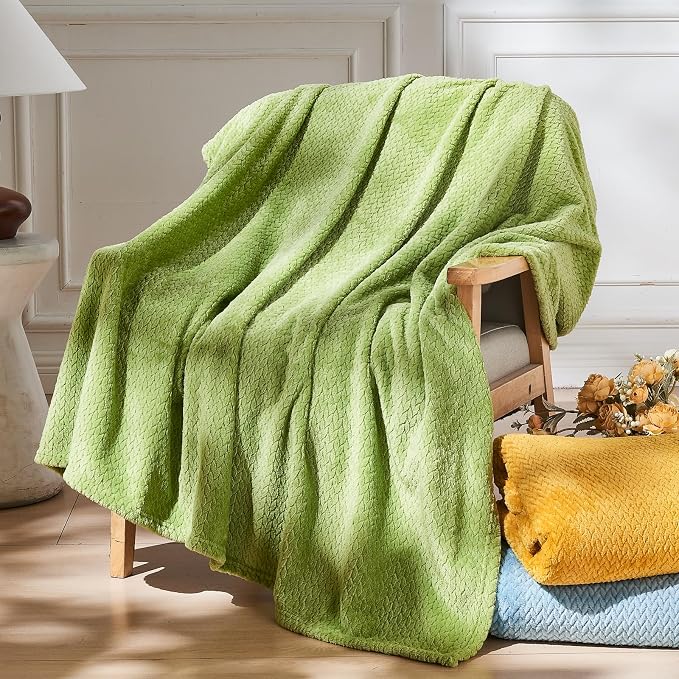 NEWCOSPLAY Fleece Leaves Pattern King Blanket, Green, 90"x110" | Super Soft Throw Blanket, Lightweight Cozy Bed Sofa Blanket, Premium Silky Flannel Fleece, Travel Blanket for All Season Use