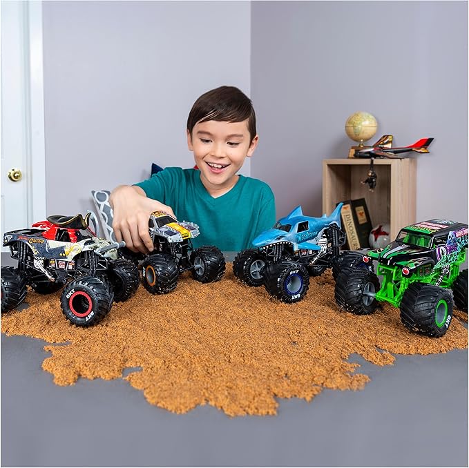 Monster Jam Official Batman Monster Truck - Retro Batmobile Collector 1:24 Scale Die-Cast Vehicle - Chrome Rims and BKT Tread Tires for Use in All Playsets - Collectible for Fans & Birthday Parties