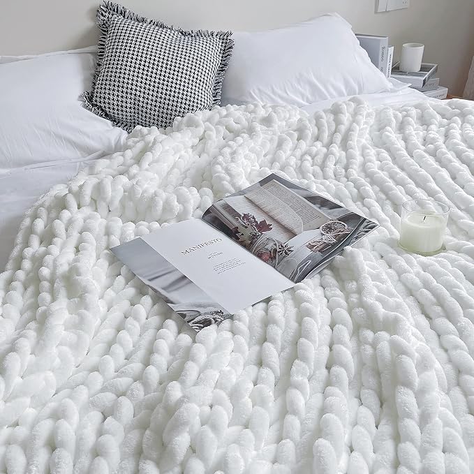 Maetoow Chenille Chunky Knit Blanket Throw （50×60 Inch）, Handmade Warm & Cozy Blanket Couch, Bed, Home Decor, Soft Breathable Fleece Banket, Christmas Thick and Giant Yarn Throws，White