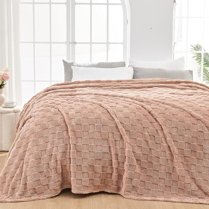 NEWCOSPLAY 3D Checkered Flannel King Blanket, Taupe Checkered, 90"x110" | Super Soft Cute Lightweight Decorative Premium Silky Fleece Blanket for Couch Sofa Bed, Gift for Women Men, All Season Use