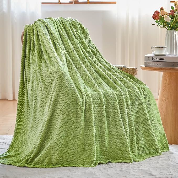 NEWCOSPLAY Fleece Leaves Pattern King Blanket, Green, 90"x110" | Super Soft Throw Blanket, Lightweight Cozy Bed Sofa Blanket, Premium Silky Flannel Fleece, Travel Blanket for All Season Use