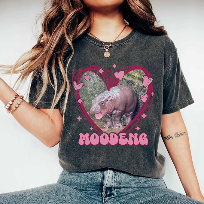 YOUNG GREEN Moo Deng Cute Sweatshirt Moo Deng Bouncy Pig T-Shirt The Cute Baby Hippo Sweatshirt Gift For Womens