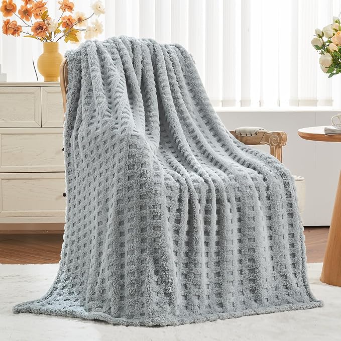 NEWCOSPLAY 3D Waffle Checkered Flannel King Blanket, Light Grey, 90"x110" | Super Soft Cute Lightweight Decorative Premium Silky Fleece Blanket for Couch Sofa Bed, Gift for Women Men, All Season Use