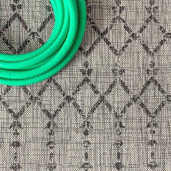 JONATHAN Y Moroccan Geometric Indoor Outdoor Round Area Rug 5 Ft Light Gray/Black, Ourika Textured Weave for Backyard, Patio, Porch, Easy-Cleaning, High Traffic Pet-Friendly, Non-Shedding SMB108E-5R